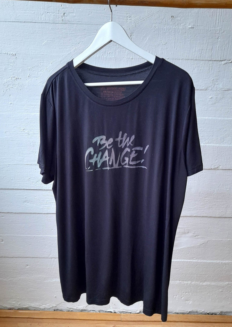 Restevare: t-skjorte med "Be the change"