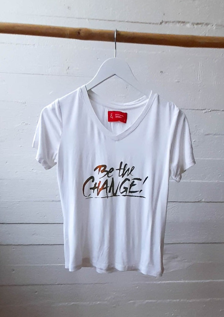 Restevare: t-skjorte v-hals dame med "Be the change"
