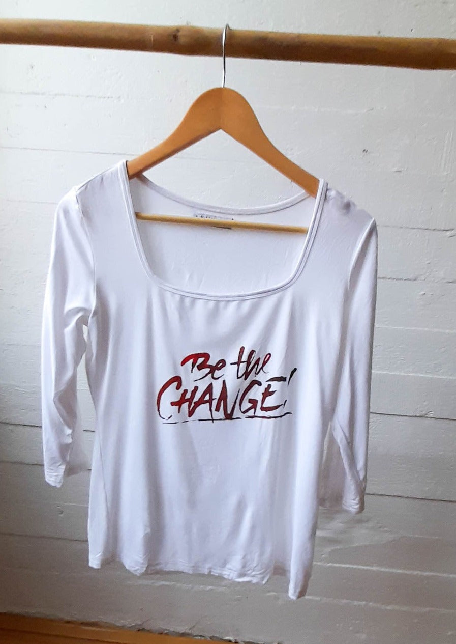 Restevare: trekvart dame med "Be the change"