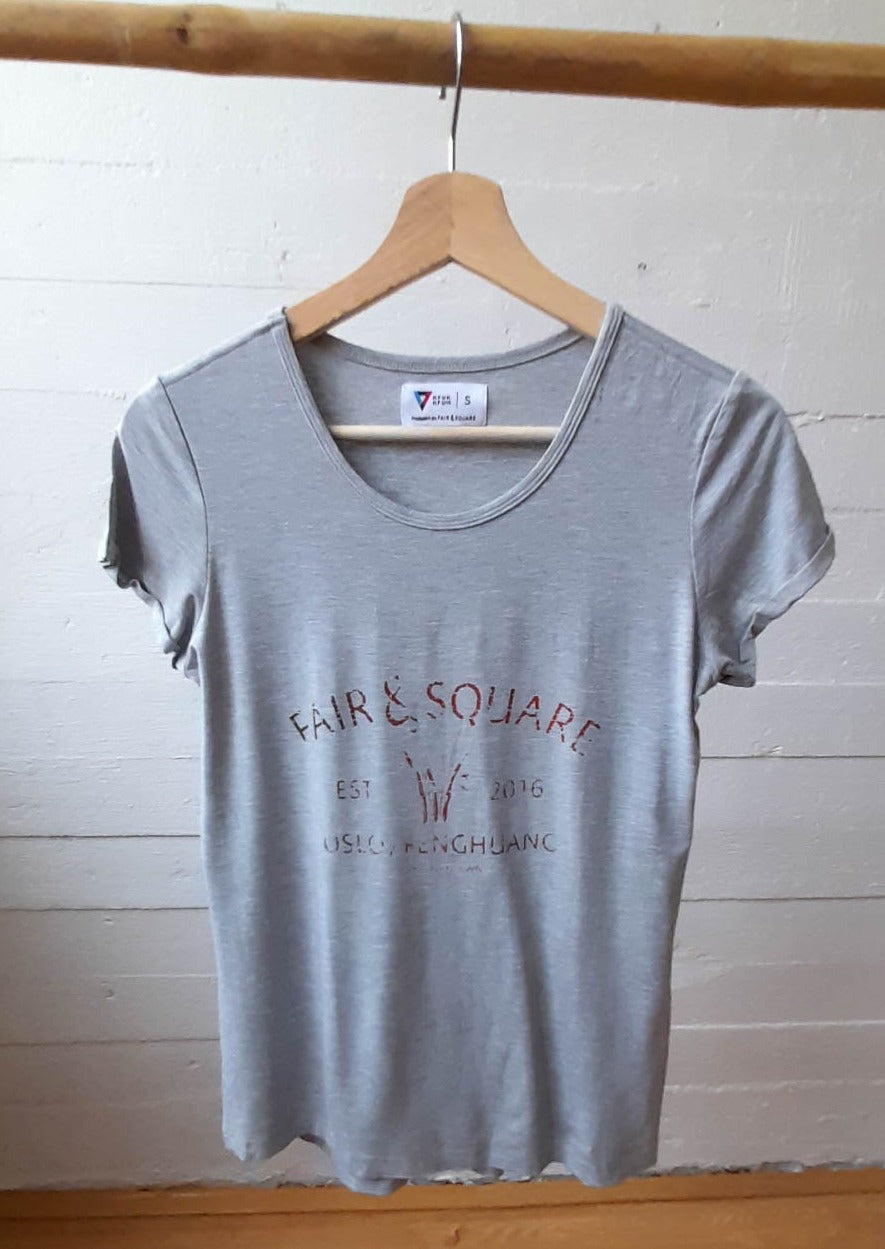 Restevare: t-skjorte dame med Fair & Square logo trykk