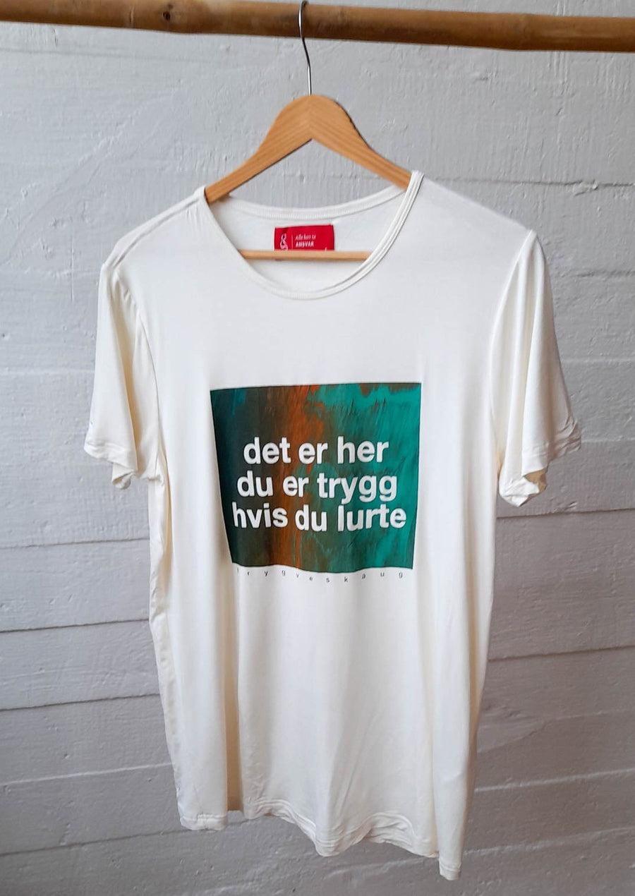 Restevare: unisex t-skjorte med poesi av Trygve Skaug