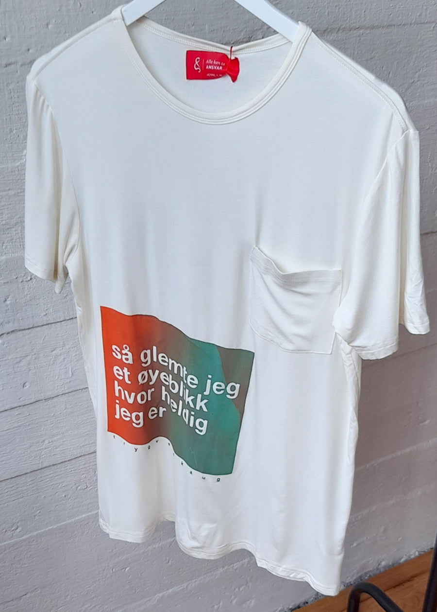 Rest: T-skjorte m/ lomme med trykk poesi av Trygve Skaug- M/ herre