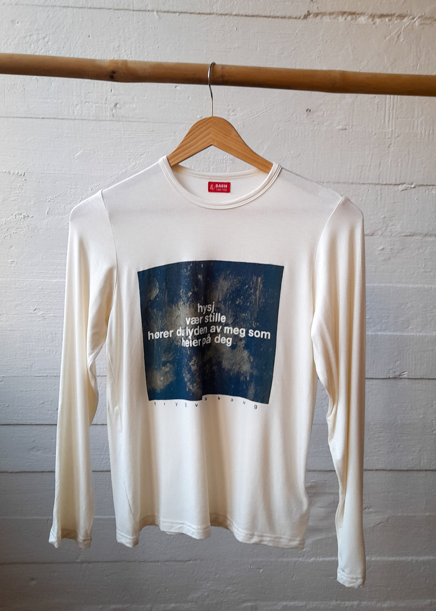 Rest: Langermet T-skjorte med trykk poesi av Trygve Skaug- Barn /146-152