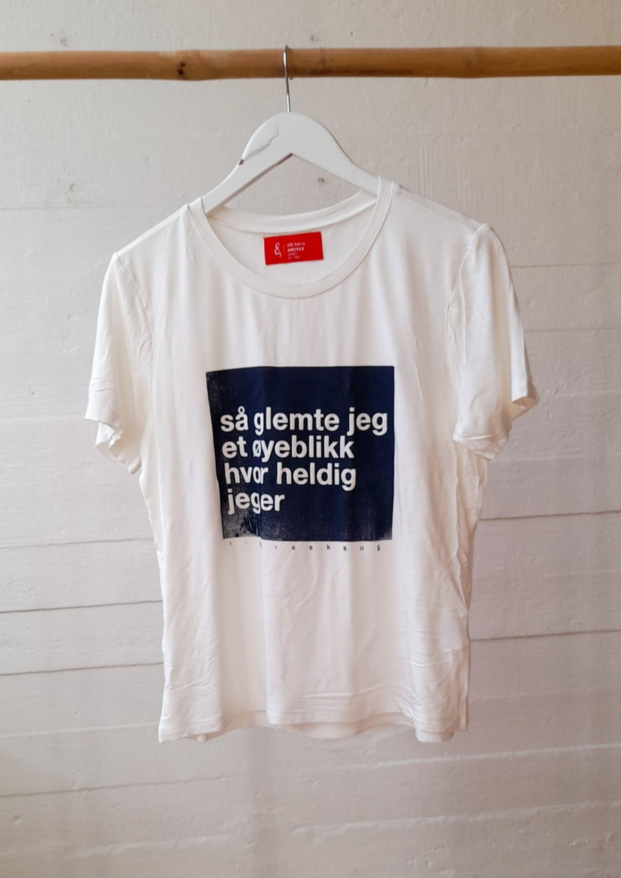 Rest: T-skjorte med trykk poesi av Trygve Skaug - M/Kort